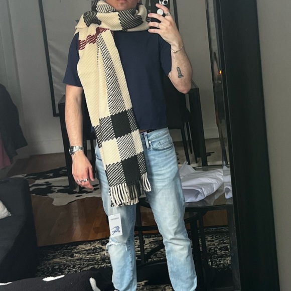 Burberry Wool Scarf (XL) - Picture 3 of 4